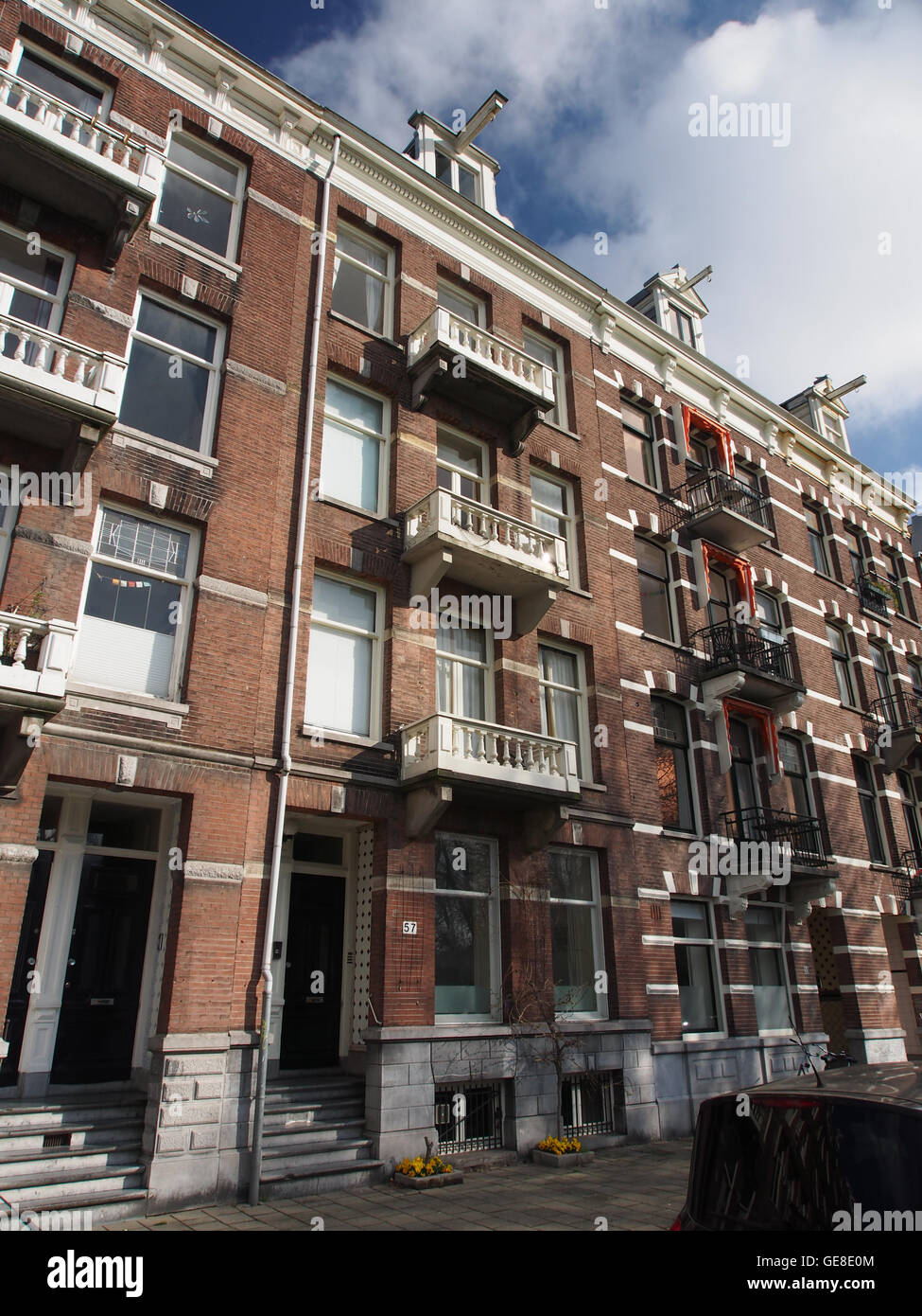 Der Sarphatipark in Amsterdam ist ein öffentlicher Park, der für seine Grünanlagen, Fußwege und Erholungsgebiete bekannt ist. Der Park hat historische Bedeutung, da er nach dem jüdischen Philanthropen Samuel Sarphati benannt wurde und seit Jahrzehnten Teil der städtischen Landschaft der Stadt ist. Stockfoto