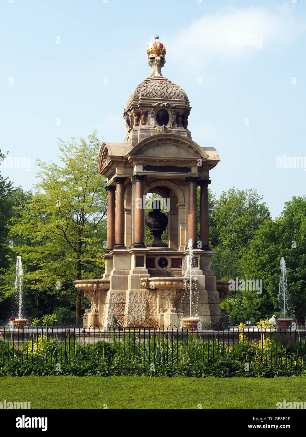 *Sarphatipark*, in Amsterdam gelegen, ist ein bekannter öffentlicher Park, der einen friedlichen Rückzugsort in der städtischen Umgebung bietet. Es ist nach dem Philanthropen Samuel Sarphati benannt und dient als Grünfläche für Entspannung und Gemeinschaftsaktivitäten. Stockfoto