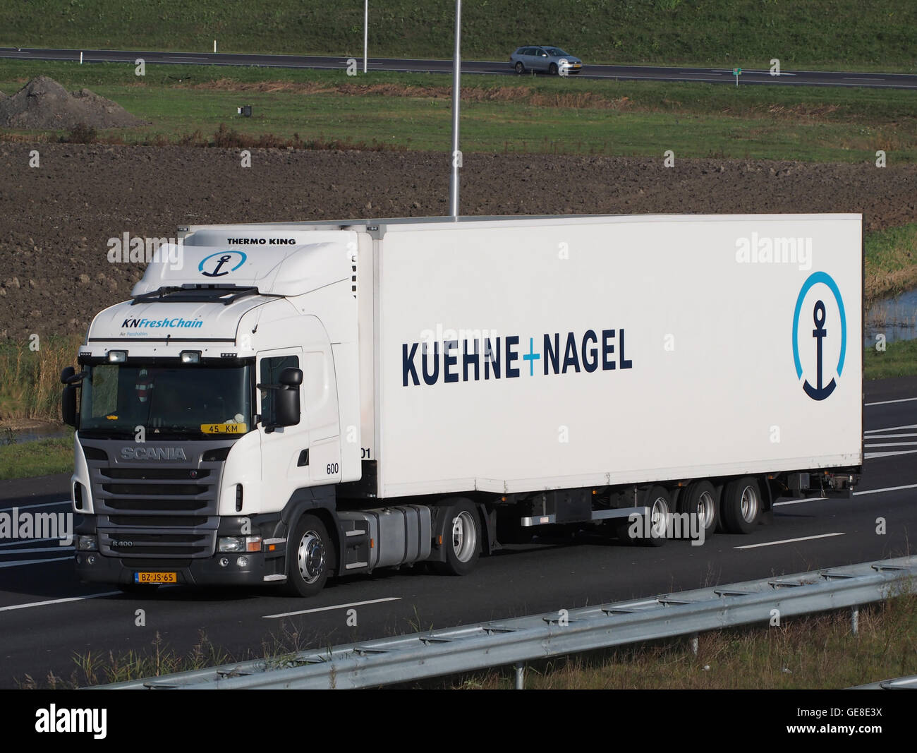 Der Scania R400 ist ein Schwerlastfahrzeug, das von Kuehne Nagel für die Transportlogistik eingesetzt wird. Der R400 ist bekannt für seine Effizienz und Leistung und wird häufig im Fernverkehr eingesetzt. Sein Design betont Zuverlässigkeit und Kraftstoffeffizienz für internationale Versand- und Logistikdienste. Stockfoto
