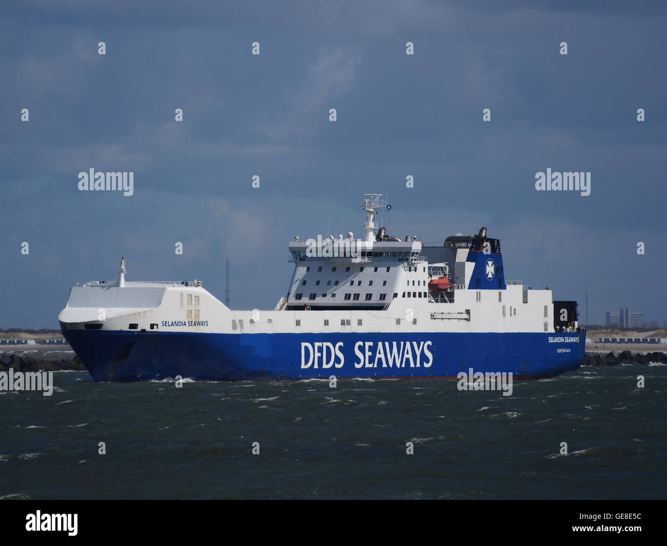 Die Selandia Seaways ist ein Roll-on/Roll-off (RoRo) Frachtschiff, das 1998 in Betrieb genommen wurde. Das Schiff ist Teil einer Flotte, die Transportwege durch Europa bedient. Die Konstruktion ermöglicht ein effizientes Be- und Entladen von Fahrzeugen und Fracht und unterstützt so den internationalen Handel und die Logistik. Stockfoto
