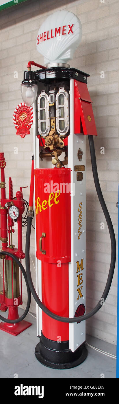 Dieses Bild zeigt eine alte Shellmex-Benzinpumpe, die ein historisches Stück Kraftfahrzeug-Kraftstoffanlage zeigt. Die Benzinpumpe mit dem ikonischen Shell-Logo repräsentiert die Entwicklung der Öl- und Gasindustrie im frühen 20. Jahrhundert. Stockfoto