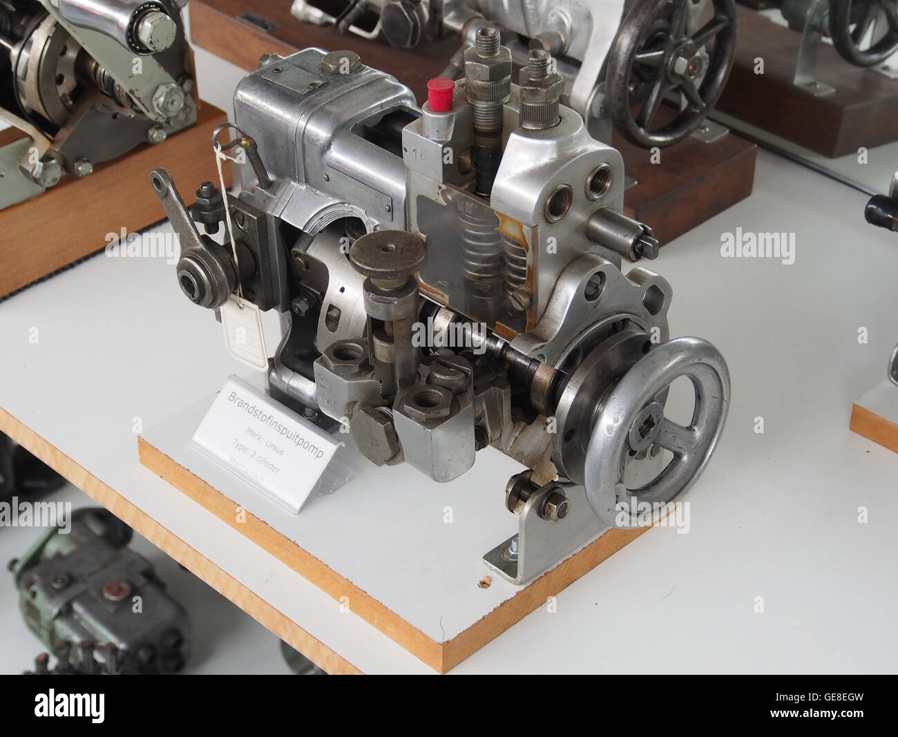 Die Ursus 2-Zylinder-Kraftstoffeinspritzpumpe ist ein wesentlicher Bestandteil der Maschinen des frühen 20. Jahrhunderts. Diese Pumpe ist bekannt für ihre Zuverlässigkeit und wurde in landwirtschaftlichen Motoren eingesetzt, um Kraftstoffeffizienz und Motorleistung zu verbessern. Stockfoto