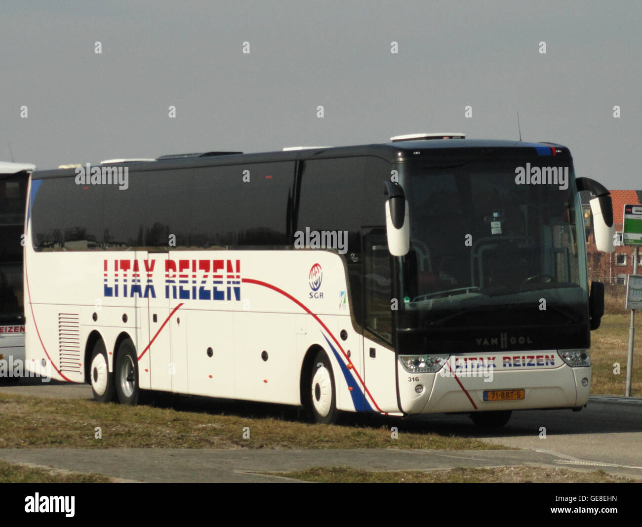 Dieses Bild zeigt einen Van-Hool-Bus, der von Litax Reizen, einem Transportunternehmen, betrieben wird. Der Bus ist Teil ihrer Flotte und bietet Fahrgastdienste auf verschiedenen Strecken an. Van Hool ist bekannt für die Herstellung zuverlässiger Busse und Reisebusse, die von Transportunternehmen weltweit eingesetzt werden. Stockfoto