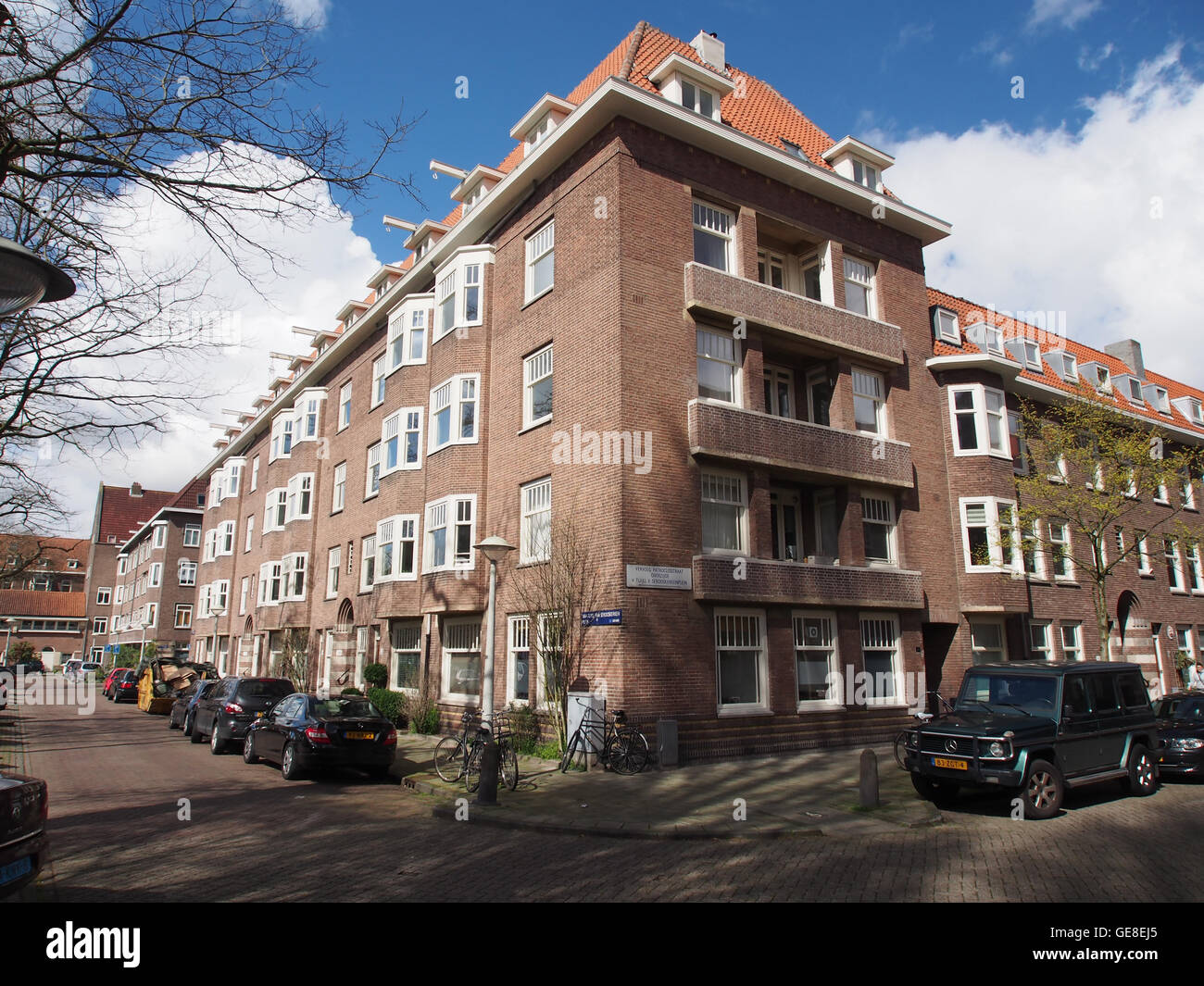 Diese Straßenecke am Van Tuyll van Serooskerkenplein und der Patroclosstraat ist ein bemerkenswertes städtisches Merkmal der Stadt und zeigt typische architektonische Stile und Stadtplanung der Region. Stockfoto