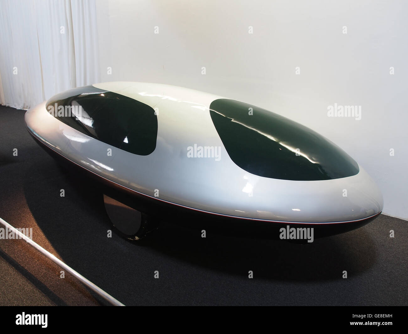 Dieses Bild zeigt das Voiture Ovoidale, ein historisch bedeutendes Automobildesign, das für seine einzigartige ovale Form bekannt ist. Das Auto ist ein Beispiel für die Automobilinnovation des frühen 20. Jahrhunderts und spiegelt die Designtrends der damaligen Zeit wider. Stockfoto