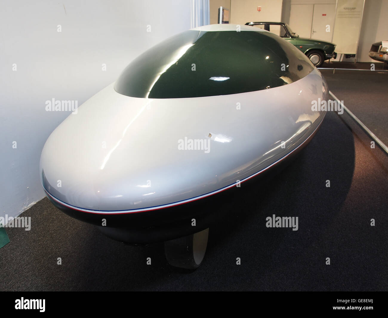 Ein Foto des Voiture Ovoidale, ein legendäres Auto aus dem frühen 20. Jahrhundert, das für sein einzigartiges Design und seine Technik bekannt ist. Das Fahrzeug verfügt über eine ovale Karosserie, die es in der Geschichte des Automobildesigns einzigartig macht. Stockfoto