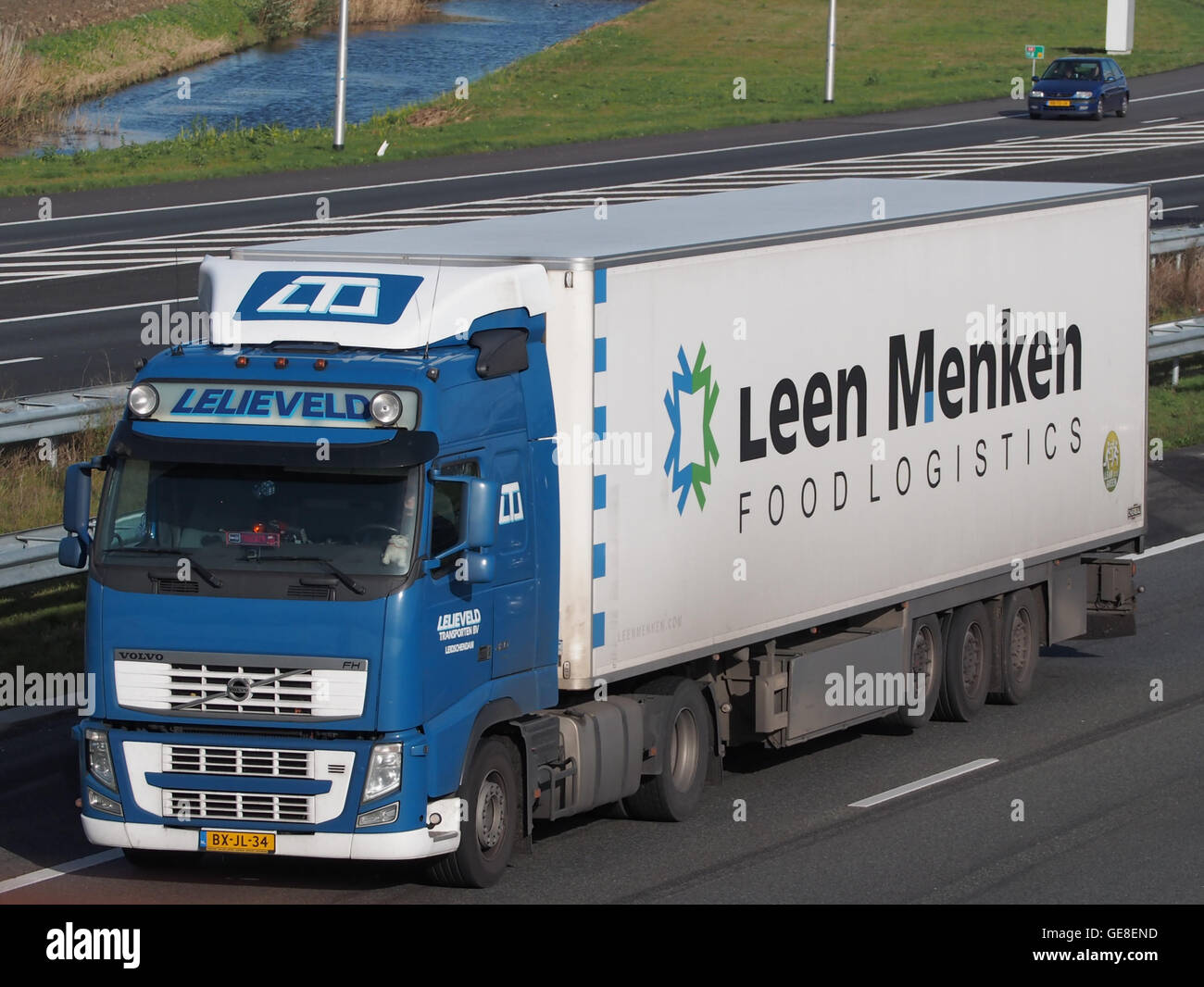Ein Volvo FH-Lkw von Leen Menken FoodLogistics, der die moderne Flotte des Unternehmens für Transport- und Logistikdienstleistungen in der Lebensmittelindustrie präsentiert. Stockfoto
