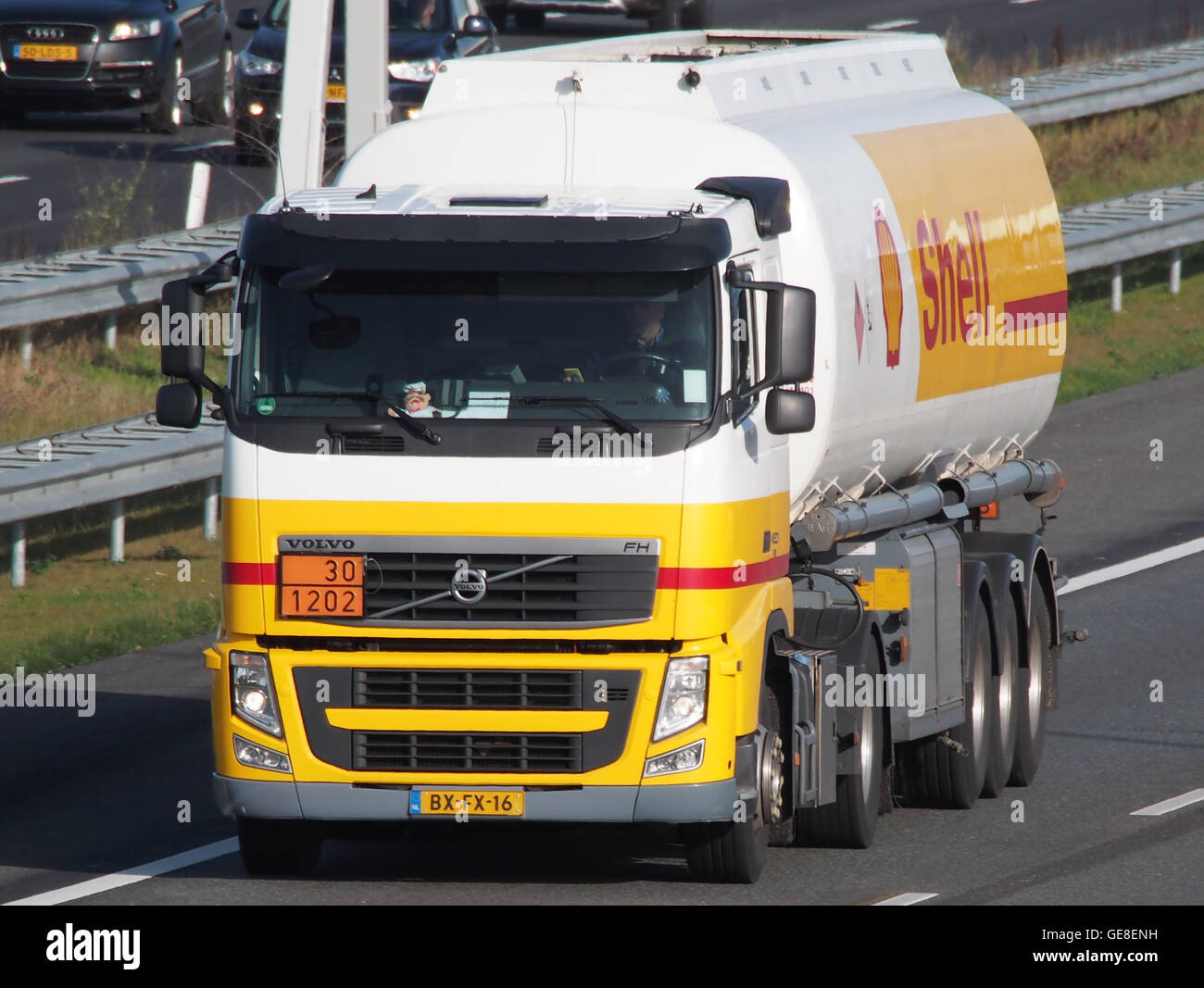 Der *Volvo FH* ist ein schwerer Lkw für den Fernverkehr, der für seine Kraftstoffeffizienz und Langlebigkeit bekannt ist. Der *Shell Bowser* bezeichnet einen Treibstofftanker, der für die Beförderung von Kraftstoff verwendet wird und häufig sowohl für industrielle als auch kommerzielle Zwecke in Transport und Logistik verwendet wird. Stockfoto