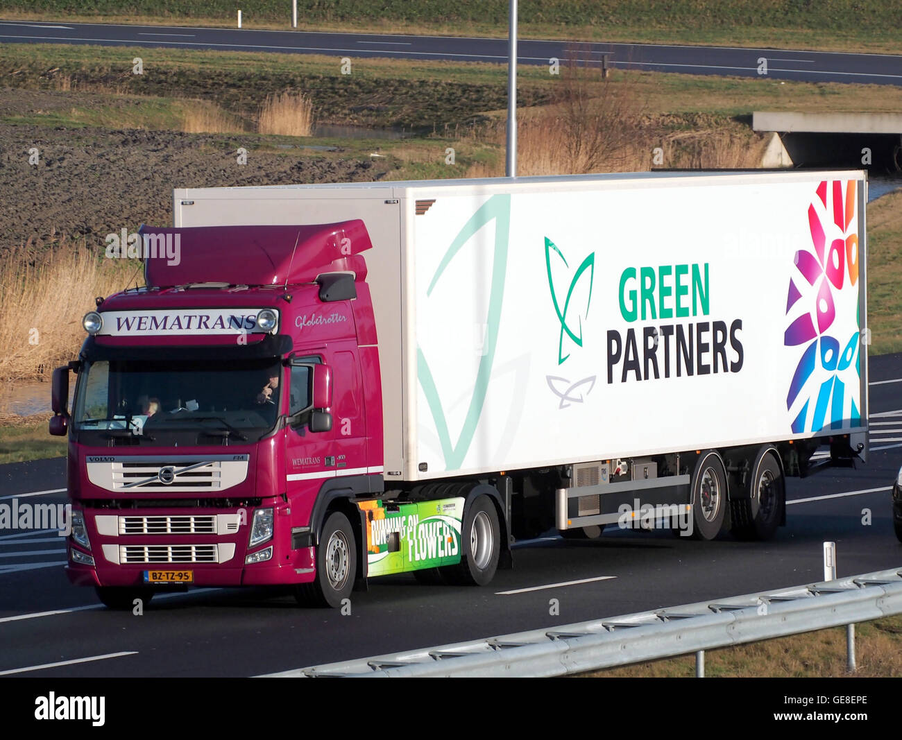 Der Volvo FM Truck ist in Zusammenarbeit mit Wematrans und Green Partners Teil einer modernen Logistik- und Transportinitiative, die sich auf Nachhaltigkeit konzentriert. Die Flotte legt Wert auf effiziente Transportlösungen mit umweltfreundlichen Merkmalen, die darauf abzielen, die CO2-Emissionen im Güterverkehr zu reduzieren. Stockfoto