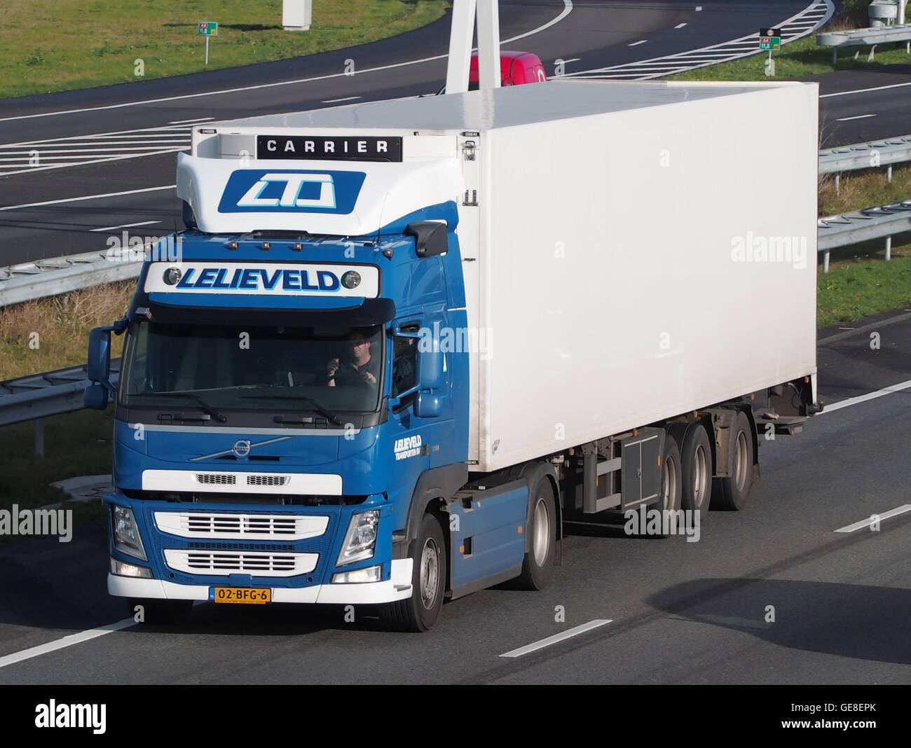 Volvo Lelieveld Transport ist ein Transportunternehmen, das sich auf Logistik und Fahrzeuglieferung spezialisiert hat. Das Unternehmen bietet Dienstleistungen in verschiedenen Branchen an, darunter internationale Schifffahrt und Nahverkehr, und bietet Lösungen für gewerbliche und persönliche Transportbedürfnisse. Stockfoto