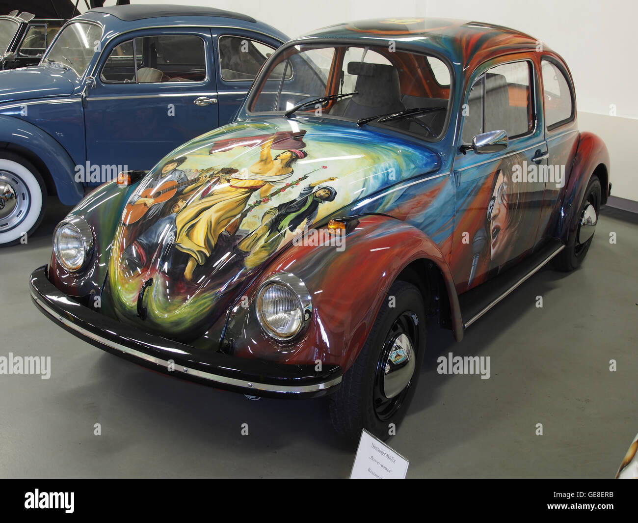 Der Volkswagen Käfer, in einigen Regionen liebevoll als „Kever“ bekannt, wurde in den 1960er Jahren zu einem Symbol der Flower Power-Bewegung und verkörperte Frieden, Liebe und Gegenkultur. Das Fahrzeug wurde in leuchtenden Farben und floralen Mustern lackiert, um diese ideale zu repräsentieren. Stockfoto