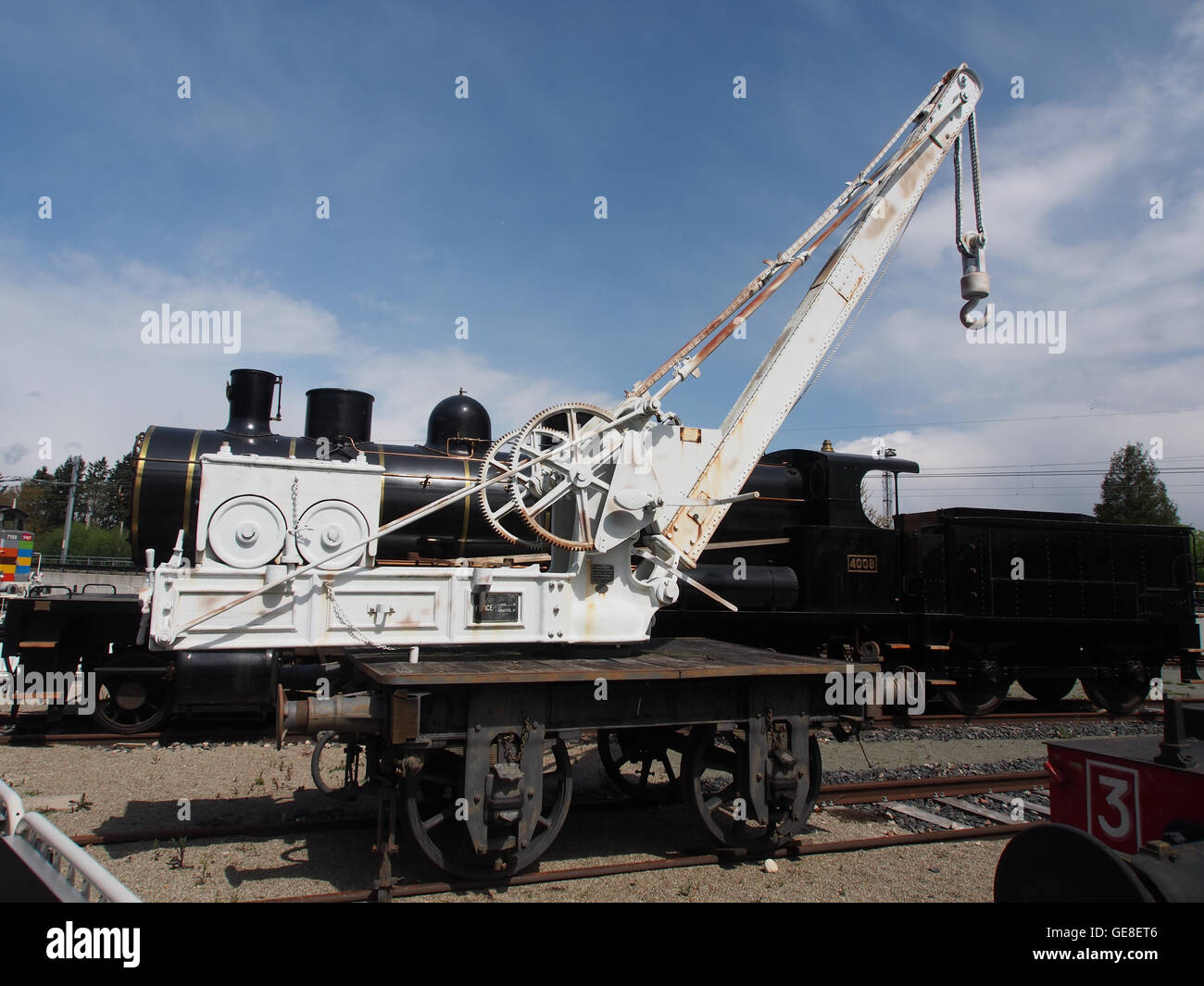 Der Wagon Grue, der sich im Museum Cite du Train befindet, ist ein historischer Eisenbahnkran, der für die Instandhaltung von Eisenbahnen verwendet wird. Dieses Artefakt ist Teil der Sammlung des Museums und zeigt die Entwicklung der Zugausrüstung. Stockfoto