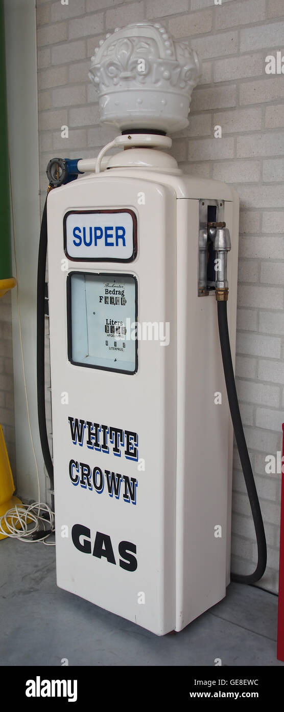 Ein Bild eines White Crown Gas Beckmeter Benzinepomp, einer alten Benzinpumpe, die in Tankstellen zu Beginn bis Mitte des 20. Jahrhunderts oft zu sehen war. Das Design spiegelt die Kraftstoffdosiertechnologie und das Markenzeichen der Zeit wider. Stockfoto