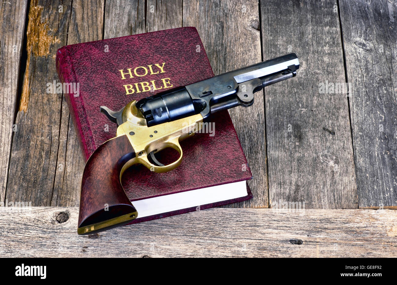 Alte Western Pistole auf Bibel mit Platz für Ihren Typ. Stockfoto