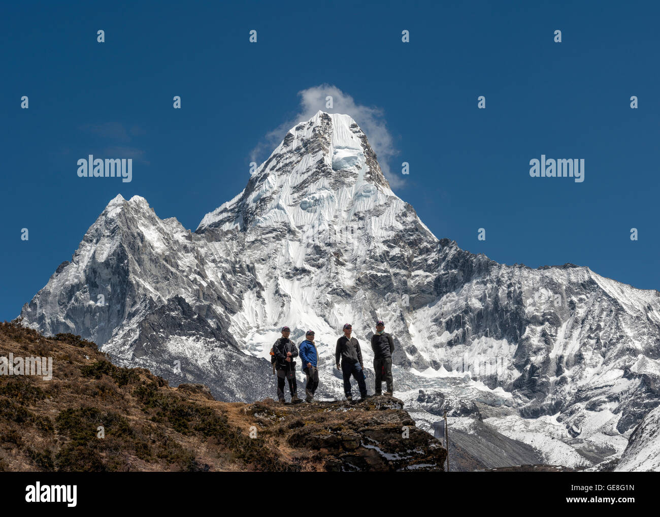 Nepal, Himalaya, Solo Khumbu, Ama Dablam, vier Gurkhas in Berglandschaft Stockfoto