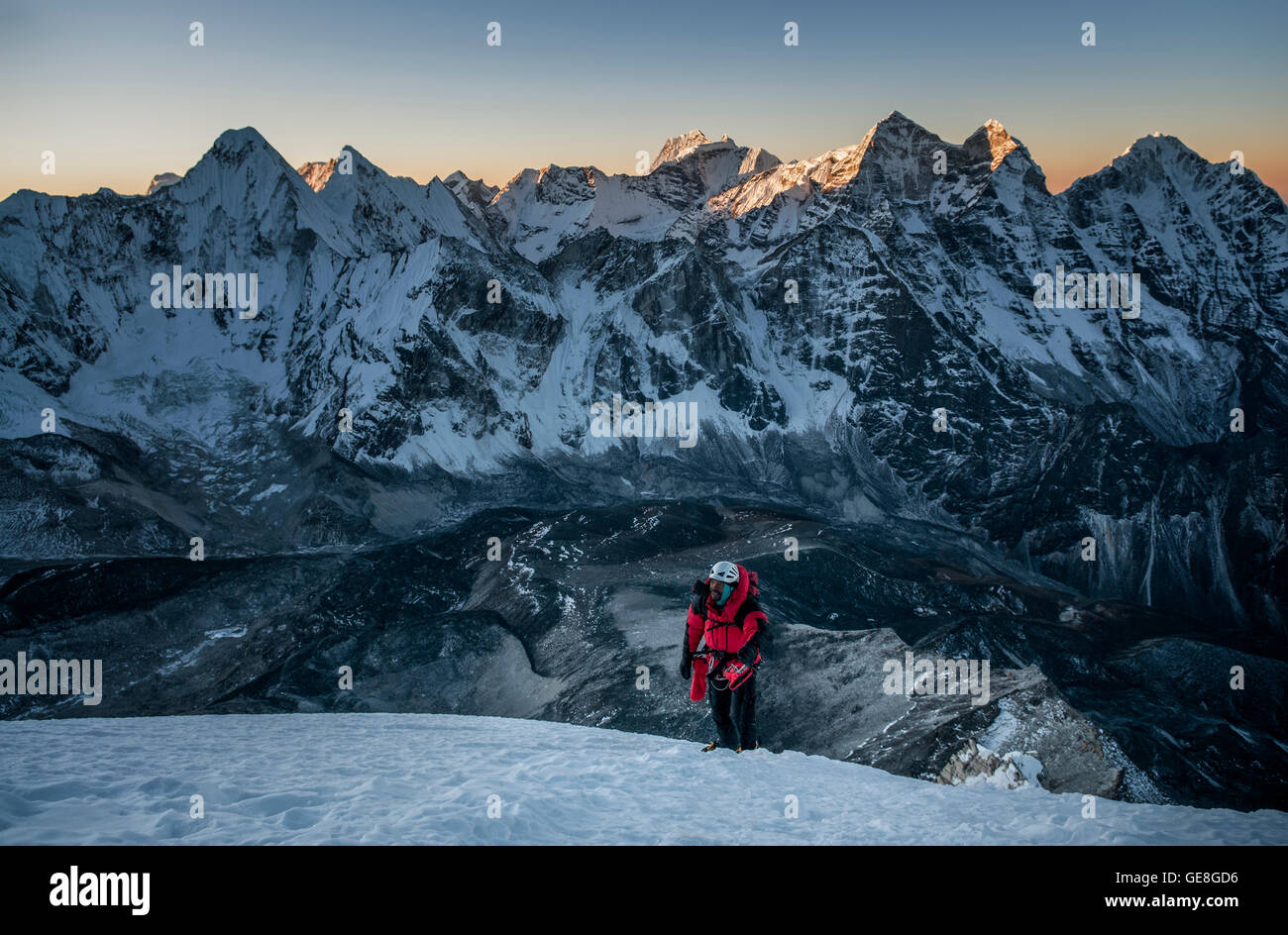 Nepal, Himalaya, Solo Khumbu, Bergsteiger bei Ama Dablam South West Ridge in der Dämmerung Stockfoto