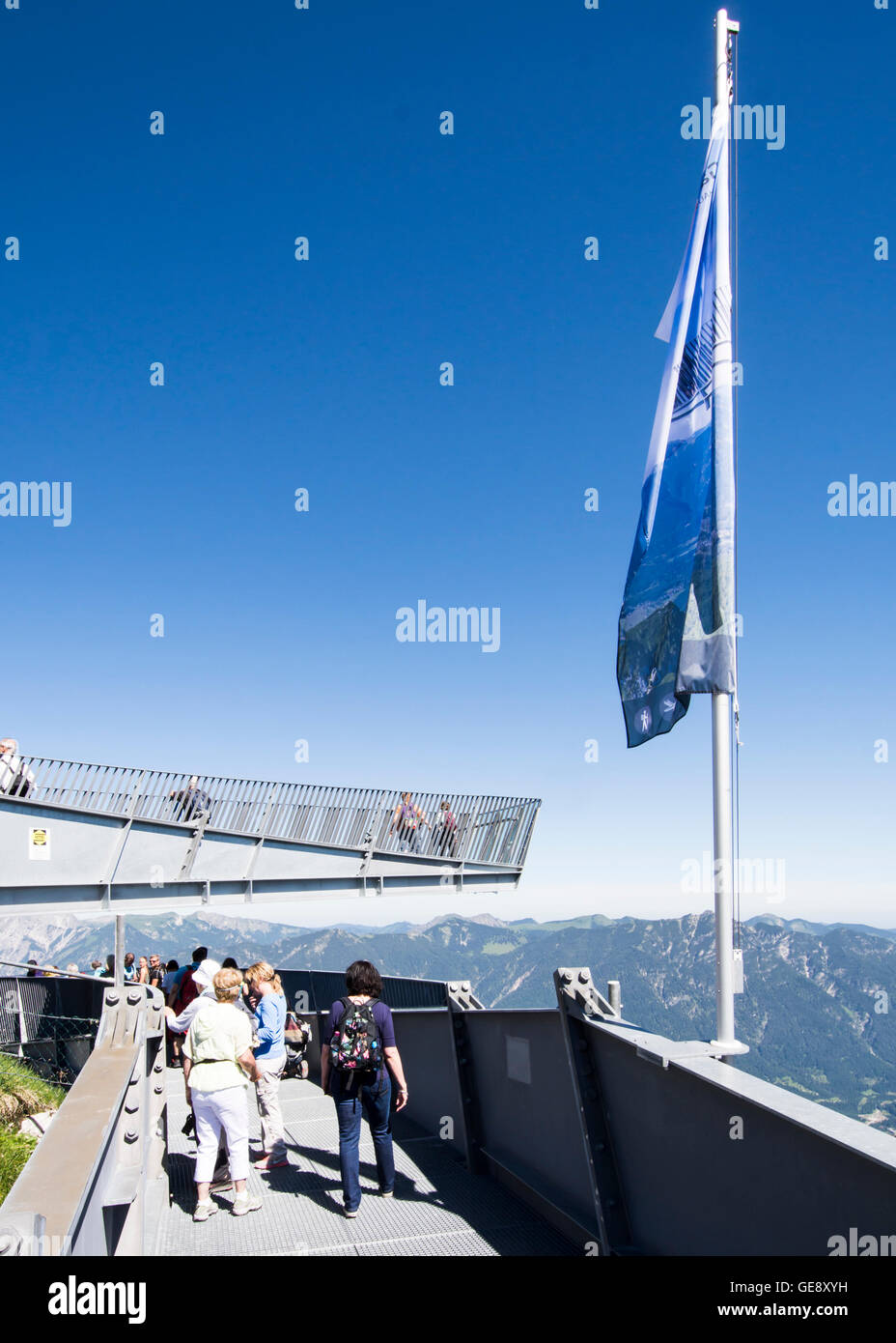 Garmisch-Partenkirchen - Juli 10: Touristen auf der Aussichtsplattform Alpspix auf den Osterfeldkopf Berg in Garmisch-Partenkirchen am Juli Stockfoto