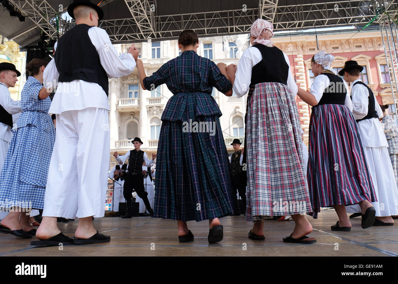 Mitglieder der folk-Gruppe aus Tavankut, Serbien während der 50. internationalen Folklore-Festival im Zentrum von Zagreb, Kroatien Stockfoto