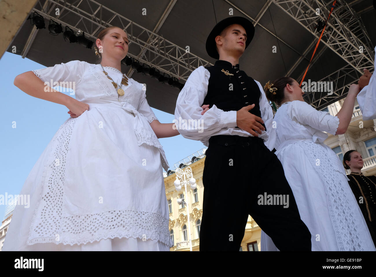 Mitglieder der folk-Gruppe aus Tavankut, Serbien während der 50. internationalen Folklore-Festival im Zentrum von Zagreb, Kroatien Stockfoto