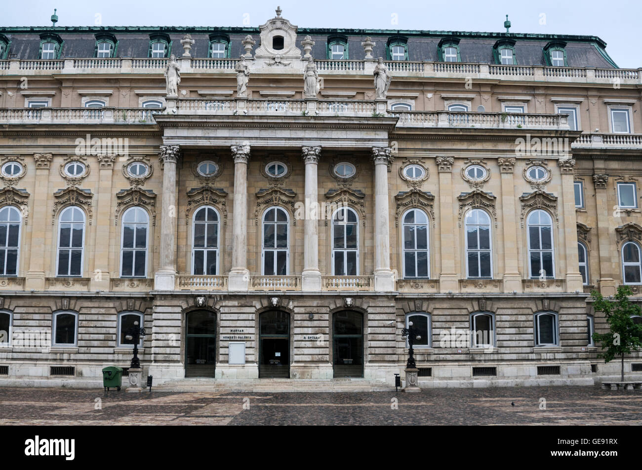 Die Ungarische Nationalgalerie (ehemaliger Königspalast) auf dem Budaer Burgberg in Budapest, Ungarn. Die National Gallery ist ein nationales Kunstmuseum Stockfoto