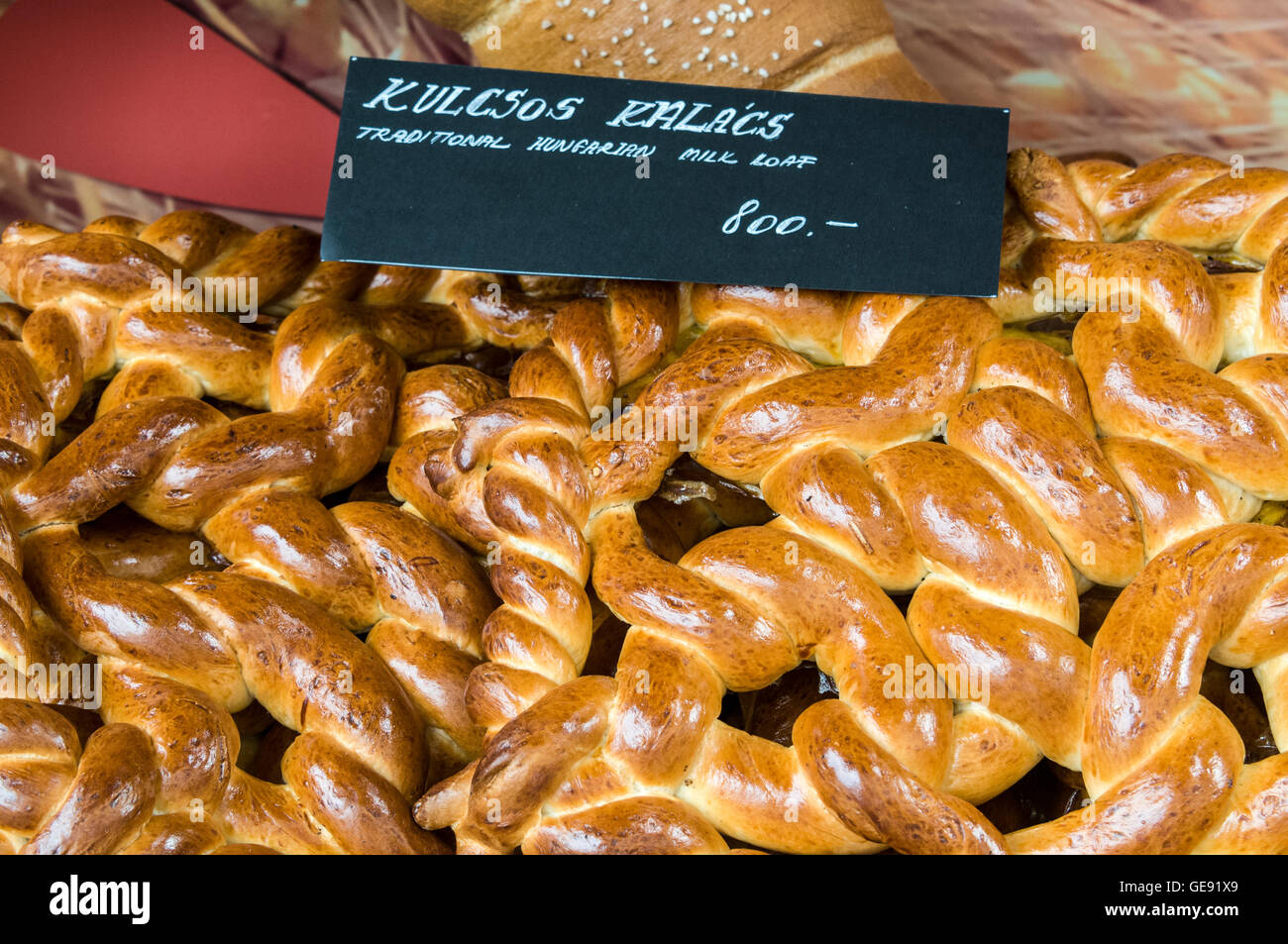 Kalács ist eine ungarische süßes Brot Brötchen, in der Regel in einer geflochtenen Form gebacken und traditionell für die wir als sehr ähnlich Stockfoto