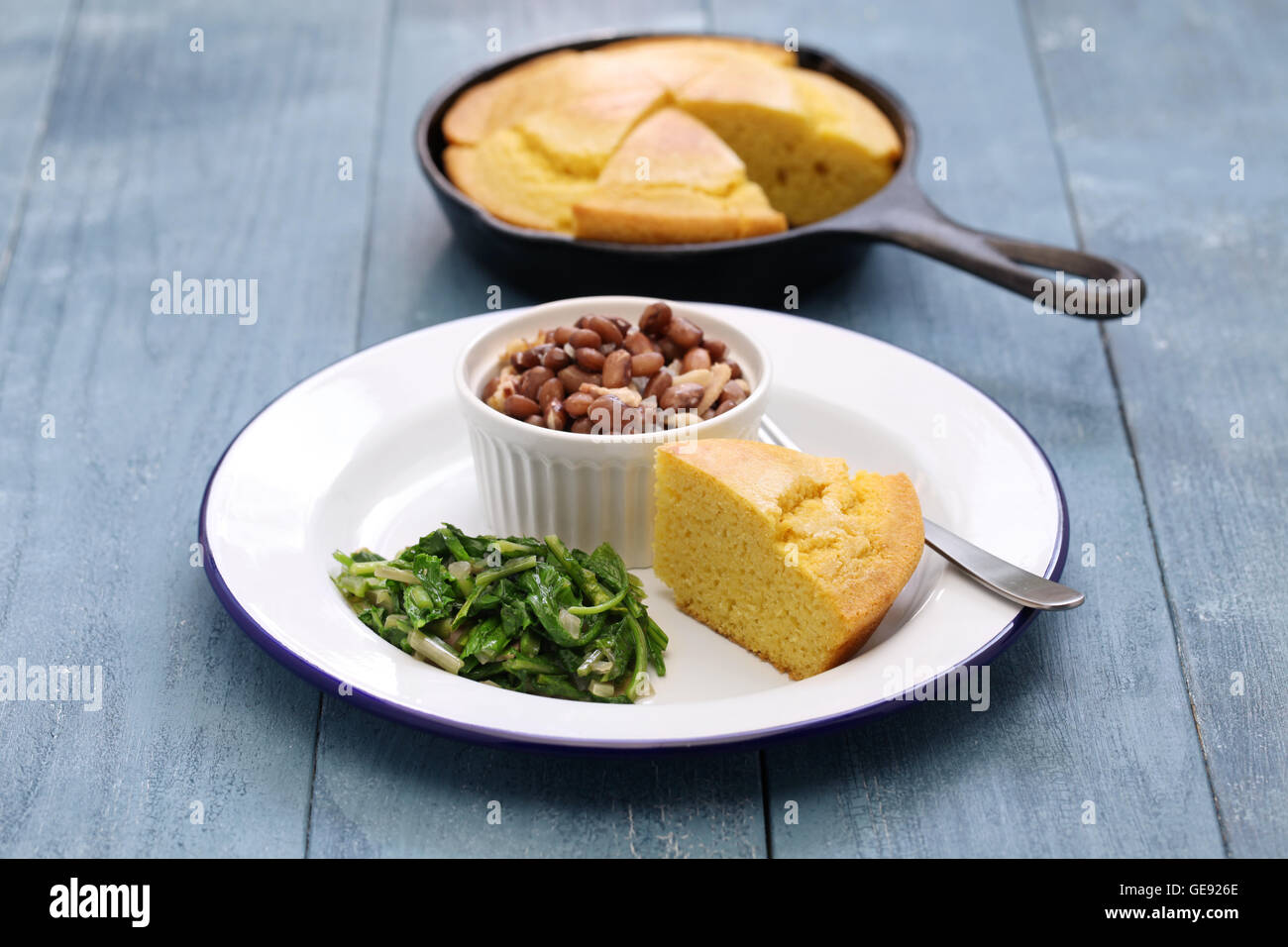 Bohnen und Greens mit Maisbrot, Küche der Südstaaten der USA Stockfoto
