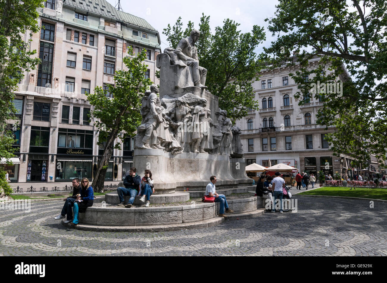 Ein großes Denkmal in der Mitte Vörösmarty Tér, Budapest, Ungarn (Vörösmarty Platz) Stockfoto