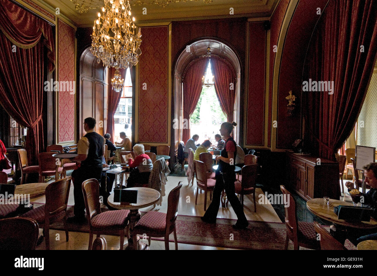 Interieur des Café Gerbeaud, eines erstklassigen Kaffeehauses, das Anfang des 20th. Jahrhunderts von einer Schweizer Familie gegründet wurde. Das Kaffeehaus befindet sich in Vörösmarty Stockfoto
