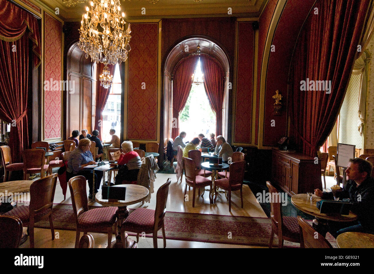 Interieur des Café Gerbeaud, eines erstklassigen Kaffeehauses, das Anfang des 20th. Jahrhunderts von einer Schweizer Familie gegründet wurde. Das Kaffeehaus befindet sich in Vörösmarty Stockfoto