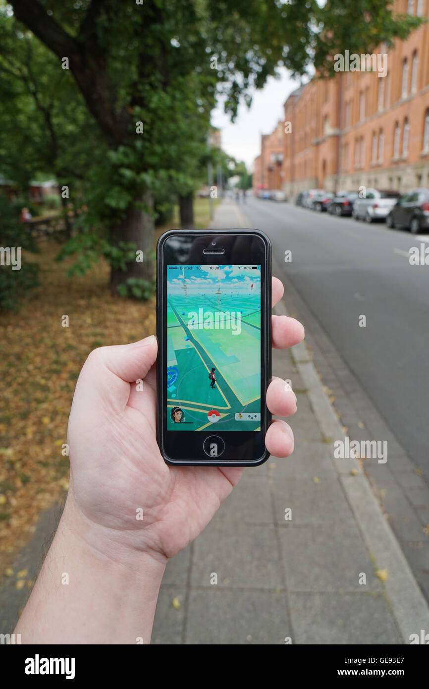 Pokemon gehen auf smartphone Stockfoto