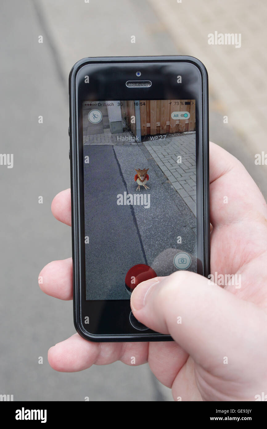 Pokemon gehen auf smartphone Stockfoto