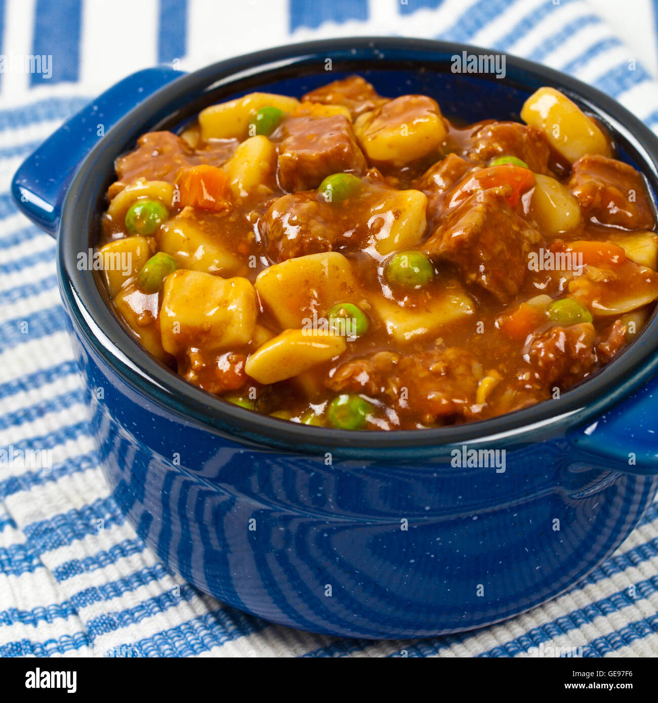 Rindfleisch-Eintopf mit Kartoffeln und Karotten. Selektiven Fokus. Stockfoto