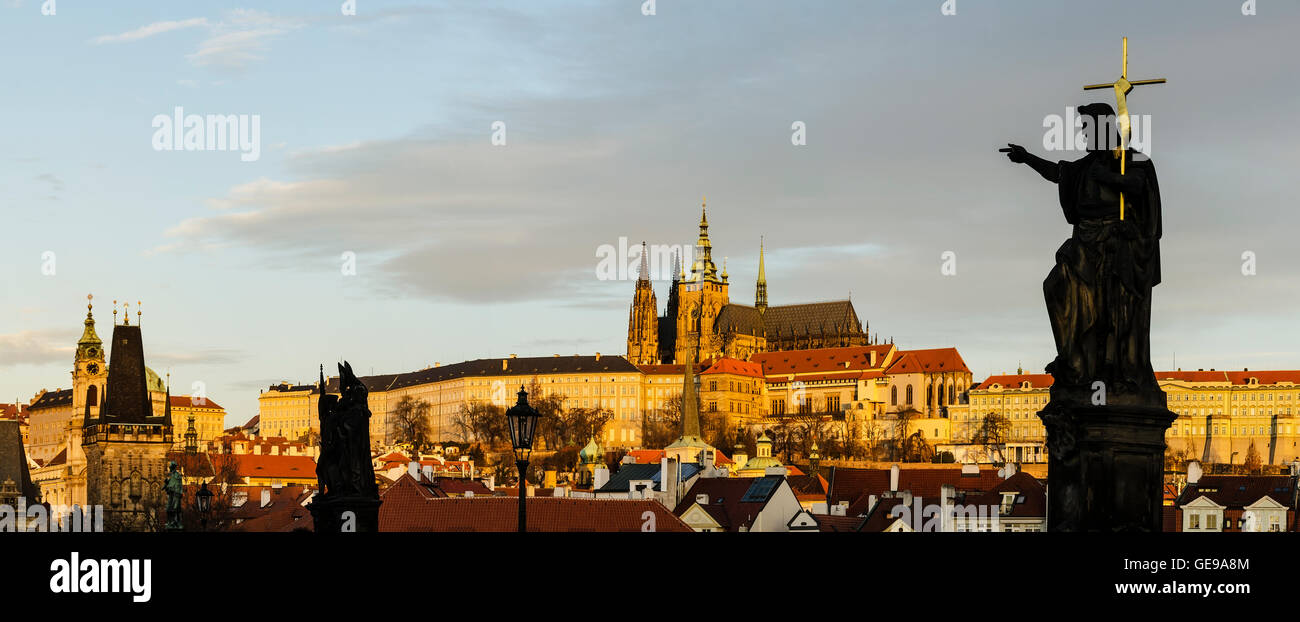 Hinweis auf der Prager Burg (Pražský Hrad) von der Karlsbrücke (Karluv Most). Stockfoto
