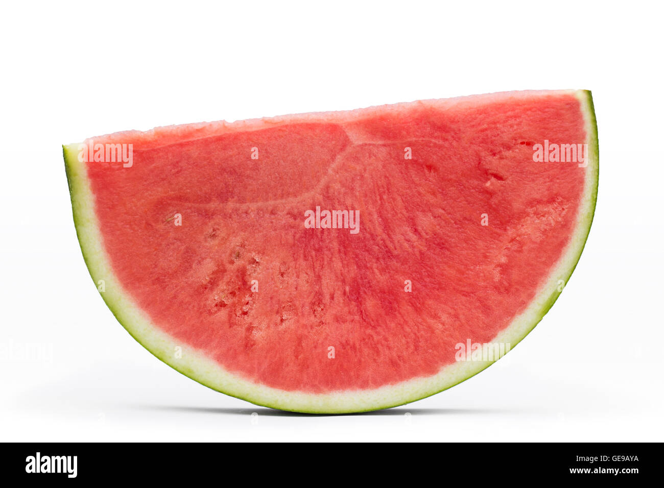 in Scheiben geschnittene Stück Wassermelone isoliert auf weißem Hintergrund Stockfoto