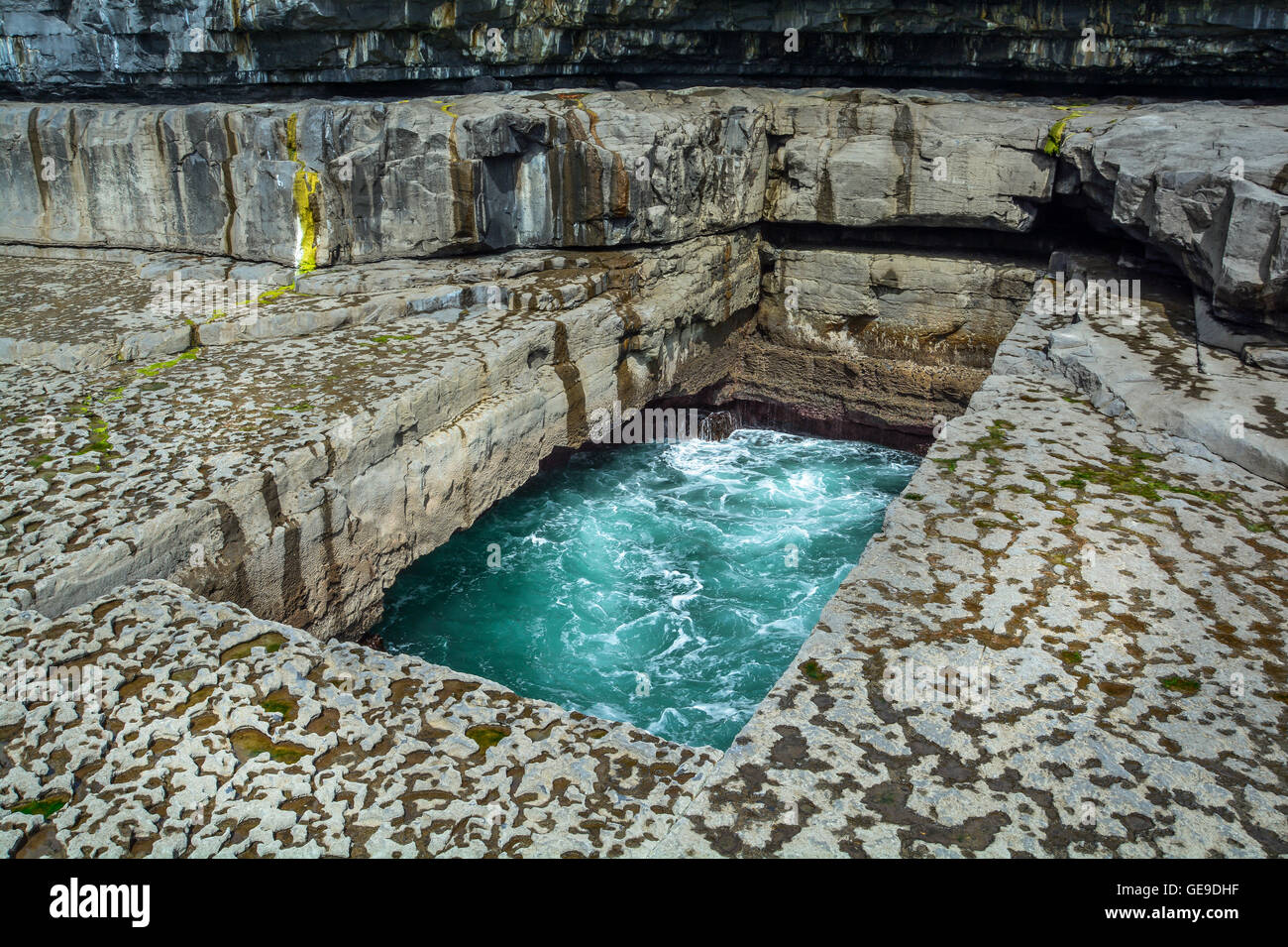 Das Wurmloch, felsigen Naturpool in Inishmore, Aran-Inseln Stockfoto Das Wurmloch, felsigen Naturpool in Inishmore, Aran-Inseln Stockfoto