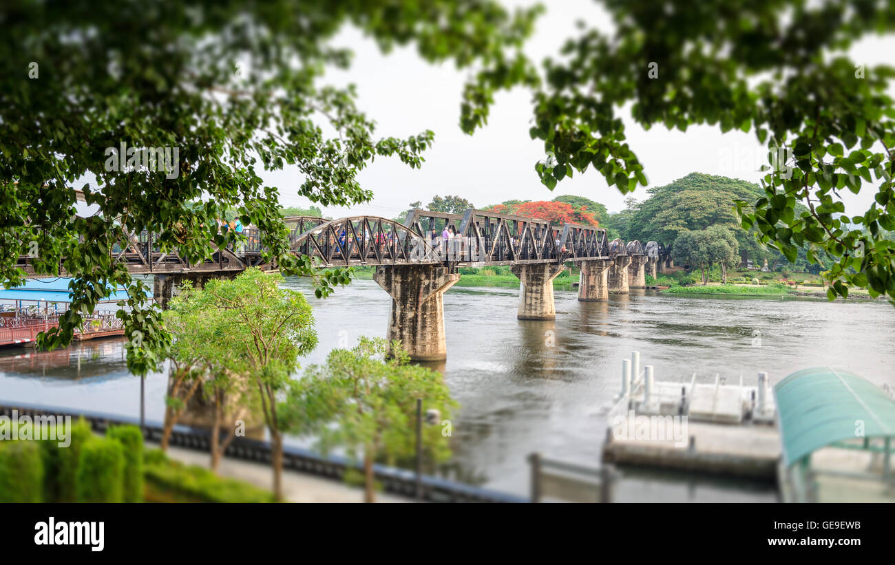 Alte Brücke über den Fluss Kwai auf Tilt Shift ist eine historische Sehenswürdigkeiten während des 2. Weltkrieges das berühmte der Provinz Kanchanaburi Stockfoto