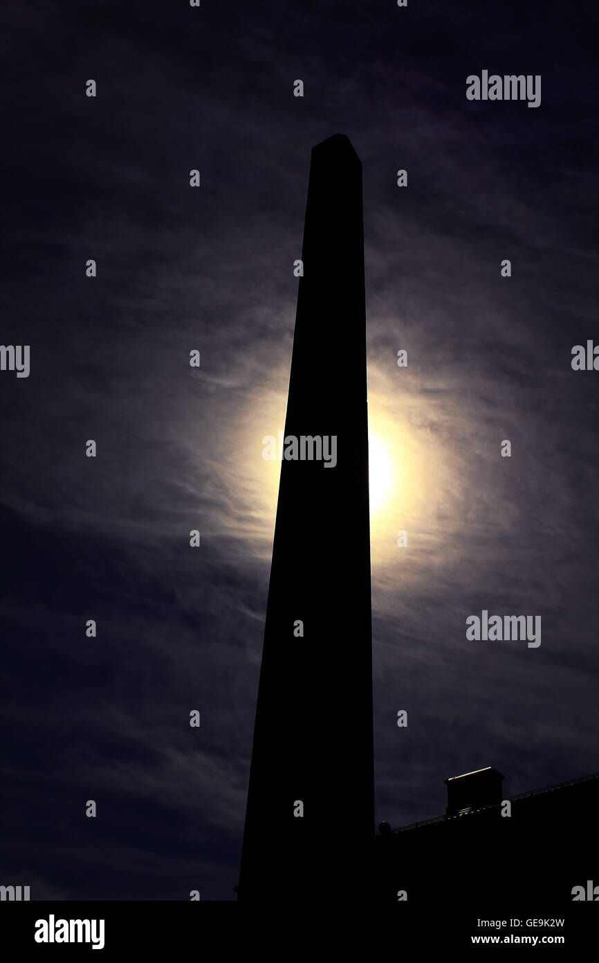 Ein Denkmal in Stockholm, das aussieht wie der schwarze obelisk Stockfoto