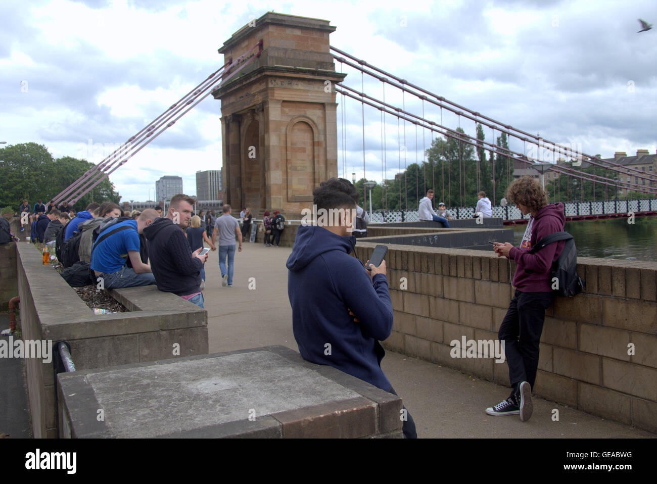 Glasgow, Scotland, UK 23. Juli 2016. Das Tiger-Wandbild auf dem Fluss Clyde befindet sich im Zentrum des Pokémon-Phänomen. Das Kunstwerk von lokalen Künstler Kunst Pistole hat befand sich im Zentrum der Stadt Poke Stop Glasgows neueste social Hub für Spieler aller Altersklassen. Zieht ein breites Spektrum von Menschen zum Fluss die seltsamen Augen einer großen Menschenmenge einzeln betrachten ihre Telefone erweist sich als eine der neuesten Attraktionen der Stadt. Bildnachweis: Gerard Fähre/Alamy Live-Nachrichten Stockfoto