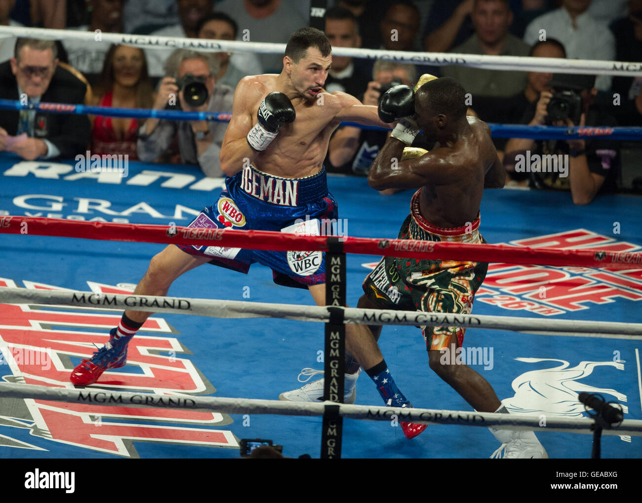 Las Vegas, USA. 23. Juli 2016. Terence Crawford (R) der Vereinigten Staaten kämpft mit Viktor Postol der Ukraine während ihre WBC WBO-Titel im Weltergewicht junior Boxing Titelvereinigung in Las Vegas, USA, 23. Juli 2016. Terence Crawford gewann den Kampf und eine mögliche Ticket in die Manny Pacquiao-Gewinnspiel. © Yang Lei/Xinhua/Alamy Live-Nachrichten Stockfoto