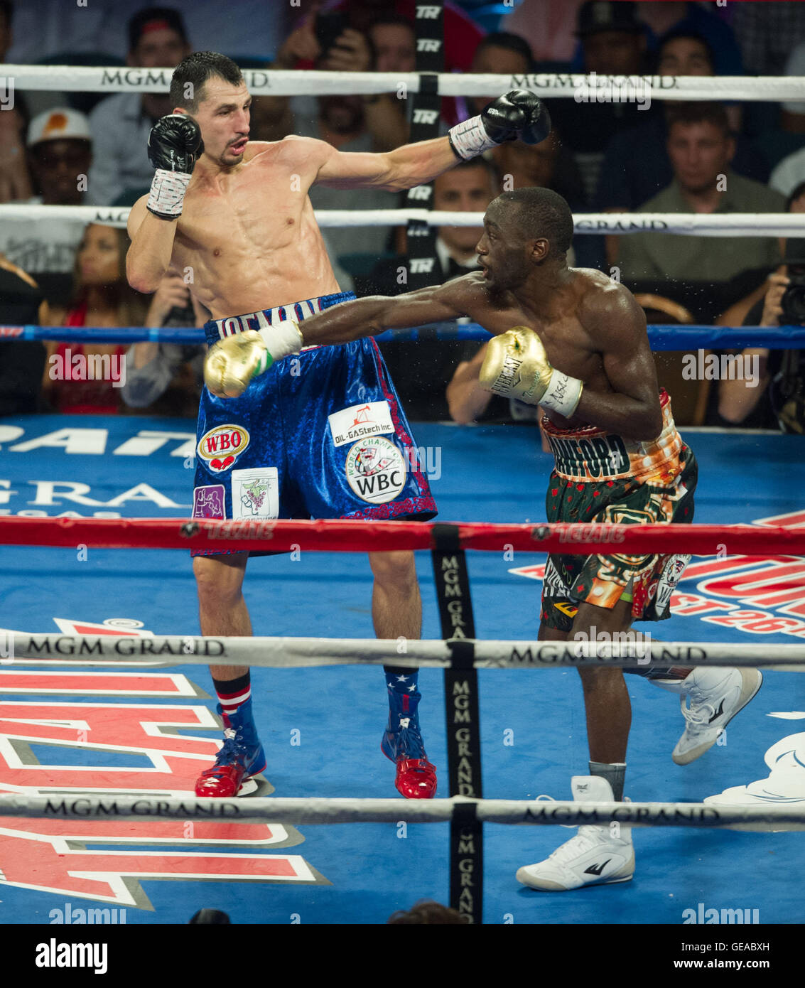 Las Vegas, USA. 23. Juli 2016. Terence Crawford (R) der Vereinigten Staaten kämpft mit Viktor Postol der Ukraine während ihre WBC WBO-Titel im Weltergewicht junior Boxing Titelvereinigung in Las Vegas, USA, 23. Juli 2016. Terence Crawford gewann den Kampf und eine mögliche Ticket in die Manny Pacquiao-Gewinnspiel. © Yang Lei/Xinhua/Alamy Live-Nachrichten Stockfoto