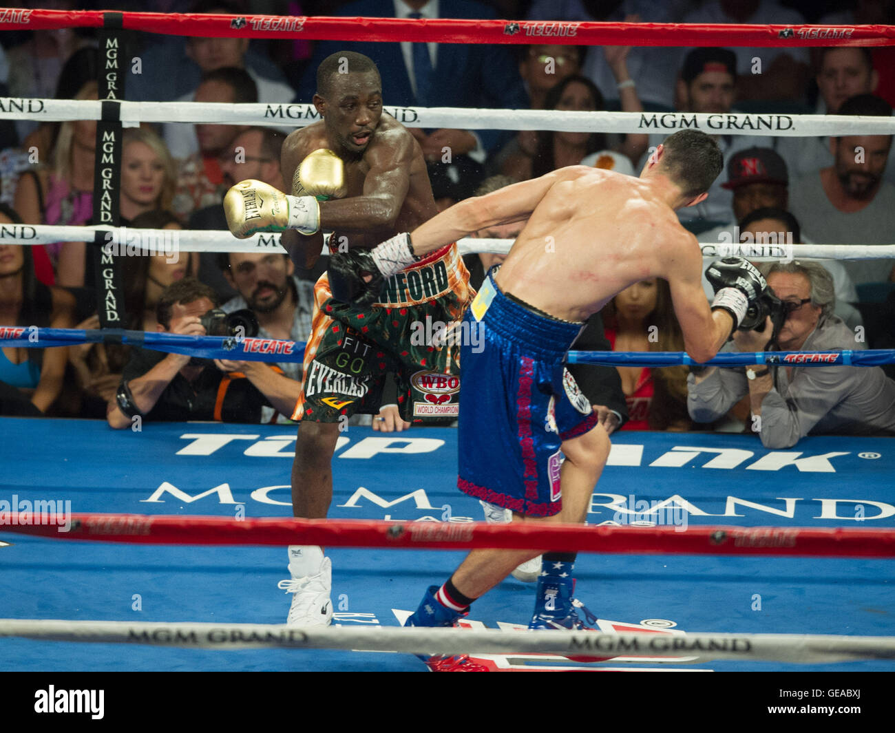 Las Vegas, USA. 23. Juli 2016. Terence Crawford (L) der Vereinigten Staaten kämpft mit Viktor Postol der Ukraine während ihre WBC WBO-Titel im Weltergewicht junior Boxing Titelvereinigung in Las Vegas, USA, 23. Juli 2016. Terence Crawford gewann den Kampf und eine mögliche Ticket in die Manny Pacquiao-Gewinnspiel. © Yang Lei/Xinhua/Alamy Live-Nachrichten Stockfoto