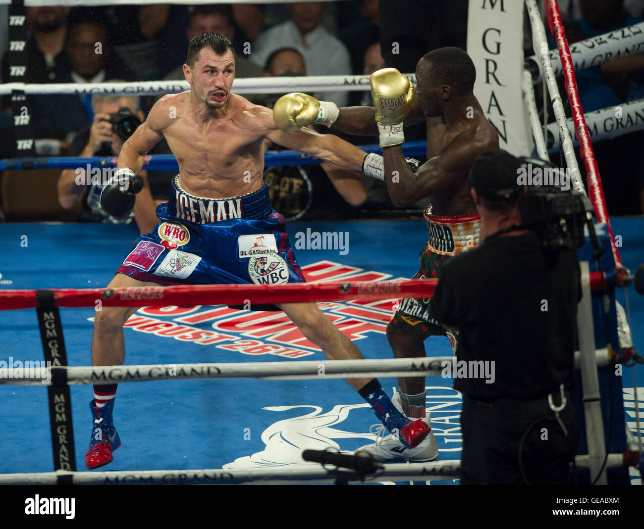 Las Vegas, USA. 23. Juli 2016. Terence Crawford (R) der Vereinigten Staaten kämpft mit Viktor Postol der Ukraine während ihre WBC WBO-Titel im Weltergewicht junior Boxing Titelvereinigung in Las Vegas, USA, 23. Juli 2016. Terence Crawford gewann den Kampf und eine mögliche Ticket in die Manny Pacquiao-Gewinnspiel. © Yang Lei/Xinhua/Alamy Live-Nachrichten Stockfoto