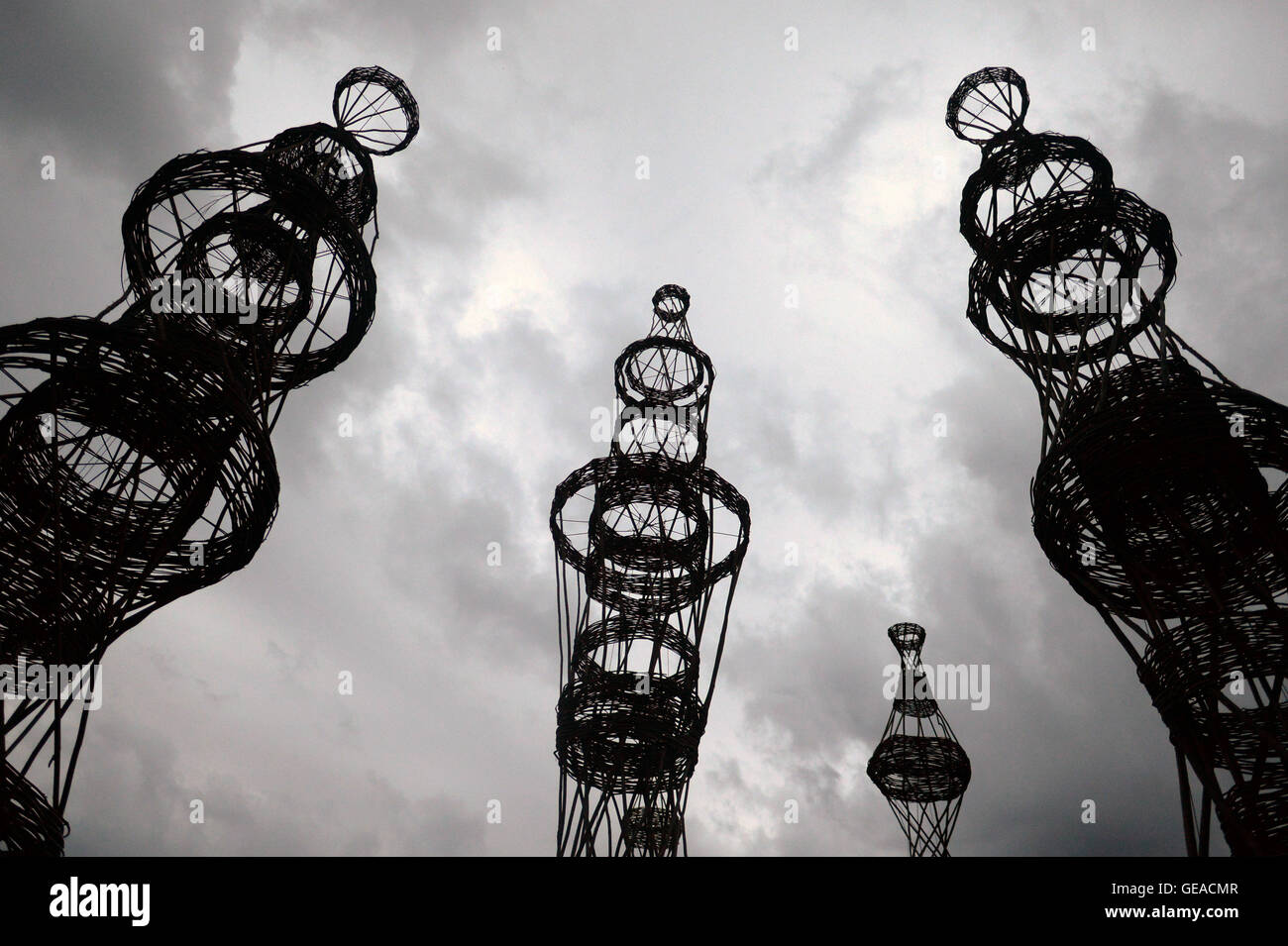 (160724)--NIKOLA-LENIVETS, 24. Juli 2016 (Xinhua)--Kunstwerk "The Cage", während eine Landschaftsarchitektur-Festival namens "Archstoyanie" in Nikola-Lenivets, Russland, 23. Juli 2016 angezeigt wird. Die jährliche Veranstaltung im Nikola-Lenivets außen Moskau brandneue Ideen präsentiert, die Besucher Blick auf Architektur neu definieren könnte. (Xinhua/Pavel Bednyakov) (Zcc) Stockfoto