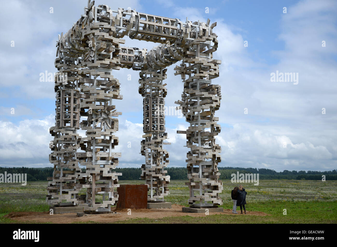 (160724)--NIKOLA-LENIVETS, 24. Juli 2016 (Xinhua)--Kunstwerk 'White Gates', während eine Landschaftsarchitektur-Festival namens "Archstoyanie" in Nikola-Lenivets, Russland, 23. Juli 2016 angezeigt wird. Die jährliche Veranstaltung im Nikola-Lenivets außen Moskau brandneue Ideen präsentiert, die Besucher Blick auf Architektur neu definieren könnte. (Xinhua/Pavel Bednyakov) (Zcc) Stockfoto