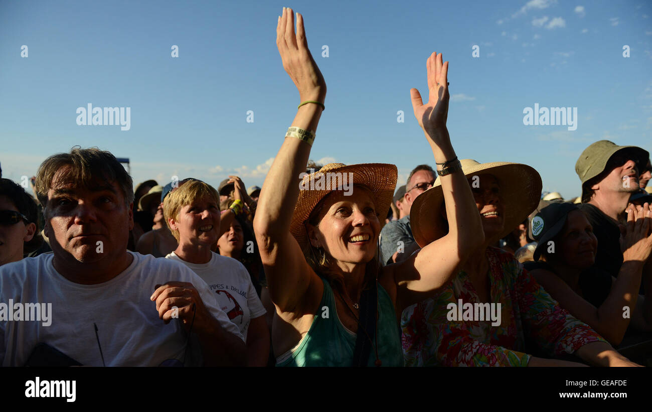 Newport, RI, USA. 24. Juli 2016. Musik-Fans genießen die 2016 Newport Folk Festival. Newport, Rhode Island. 24.07.16. Sun-Sentinel Personal Fotograf Jim Rassol.SOUTH FLORIDA heraus; KEINE MAGS; KEIN VERKAUF; KEIN INTERNET; KEIN FERNSEHER. © Sun-Sentinel/ZUMA Draht/Alamy Live-Nachrichten Stockfoto