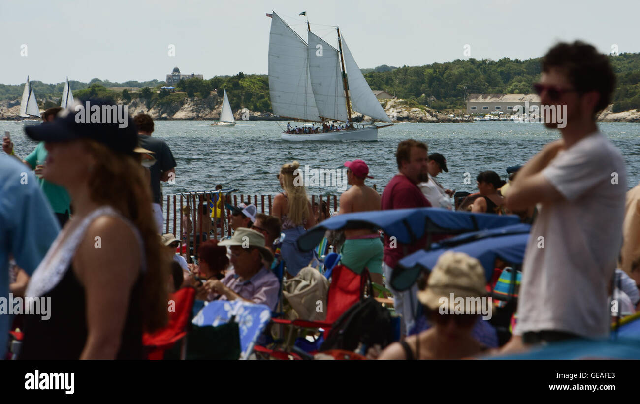 Newport, RI, USA. 24. Juli 2016. Die 2016 Newport Folk Festival. Newport, Rhode Island. 24.07.16. Sun-Sentinel Personal Fotograf Jim Rassol.SOUTH FLORIDA heraus; KEINE MAGS; KEIN VERKAUF; KEIN INTERNET; KEIN FERNSEHER. © Sun-Sentinel/ZUMA Draht/Alamy Live-Nachrichten Stockfoto