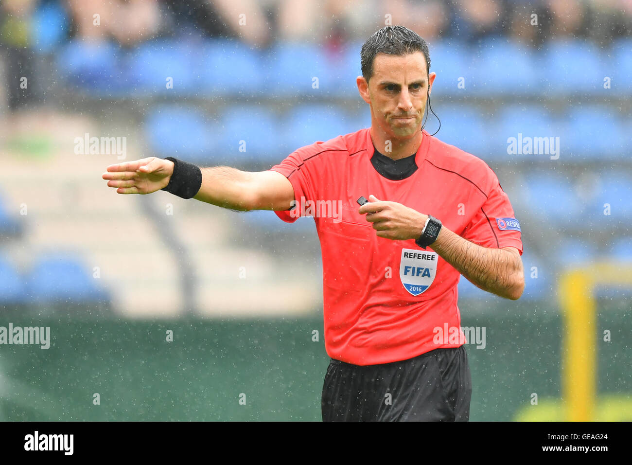 Obmann Roi Reinshreiber in Aktion während der UEFA-U19-Europameisterschaft Halbfinale Fußball-match zwischen England und Italien an der Carl-Benz-Stadion in Mannheim, Deutschland, 21. Juli 2016. Foto: UWE ANSPACH/dpa Stockfoto