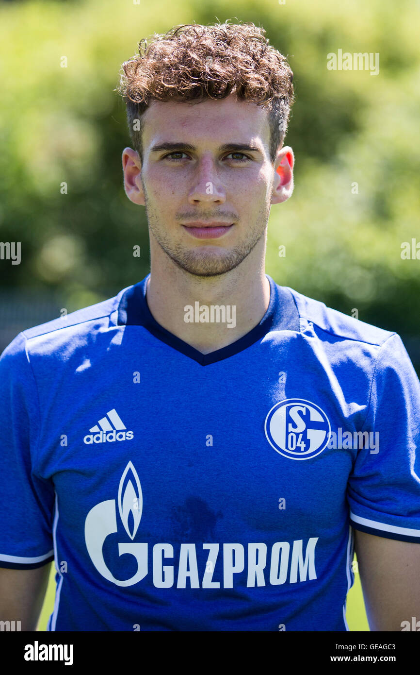 Deutsche Bundesliga-Fußball-Spieler Leon Goretzka vom FC Schalke 04-Team posiert für ein Teamfoto in Vorbereitung auf die Saison 2016/17 in der Veltins-Arena, Gelsenkirchen, Deutschland, 20. Juli 2016. Foto: Marcel Kusch/dpa Stockfoto