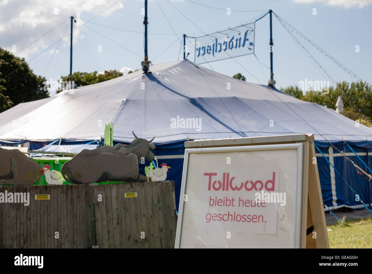 München, Deutschland. 24. Juli 2016. Das jährliche Sommerfestival Tollwood, die im Olympiapark in München jedes Jahr stattfindet, wurde zwei Tage früh wegen der Dreharbeiten im Olympia Einkaufszentrum auf Freitag, 22. Juli 2016 geschlossen. Das Schild sagt, dass sie aufgrund von Respekt für die Opfer der Schießerei geschlossen haben. Bildnachweis: Georgia Chapman/Alamy Live-Nachrichten Stockfoto