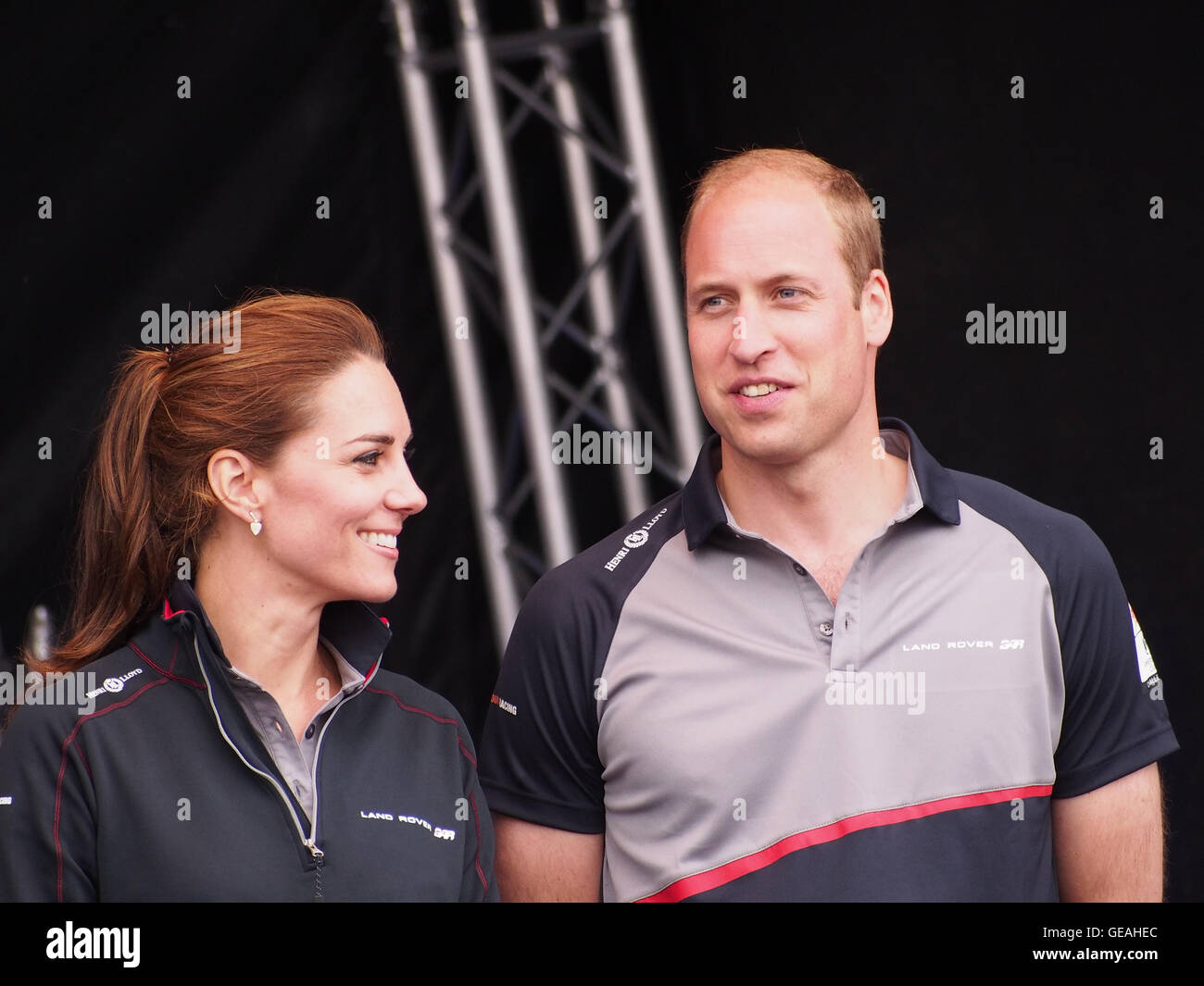 Portsmouth, UK, 24. Juli 2016. Der Herzog und die Herzogin von Cambridge bereiten Sie die Preise für die Siegerteams von The Americas Cup World Series in Portsmouth zu geben. Bildnachweis: Simon Evans/Alamy Live News Stockfoto